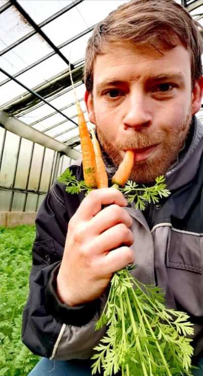 Patrick Hierzer mit Karotten_Gemüse Hierzer
