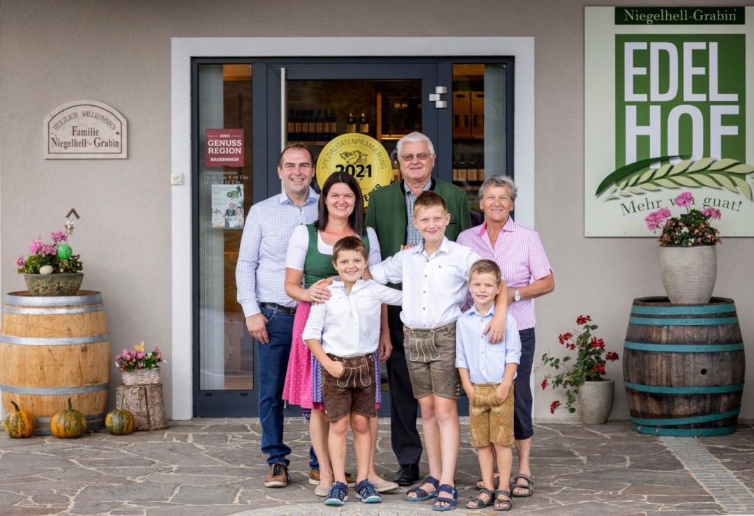 Familie Grabin vor dem Hofladen_Edelhof Grabin_(c) AMA Genuss Region_Harald Eisenberger