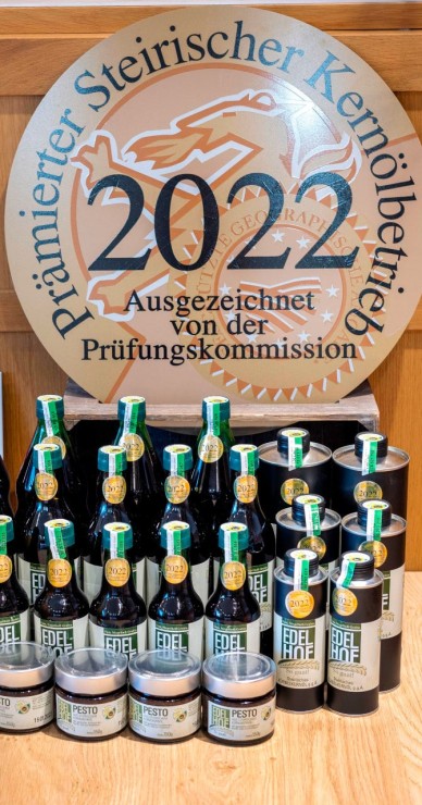 Kürbiskernöl-Auszeichnung 2022_Edelhof Grabin_(c) AMA Genuss Region_Harald Eisenberger