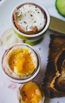 Teller mit Eier, Brot und Gurken