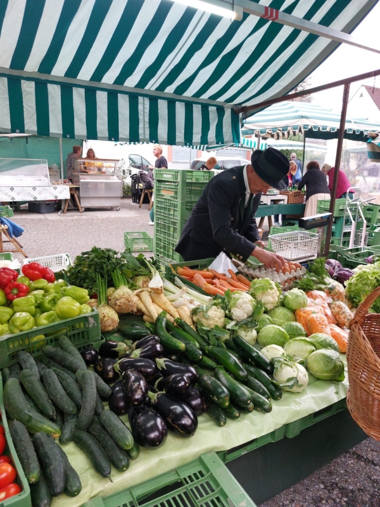 Marktstand und Gemüse